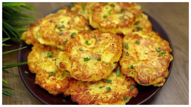 Try these crispy potato patties with cheese and garlic: Perfect dinner in minutes